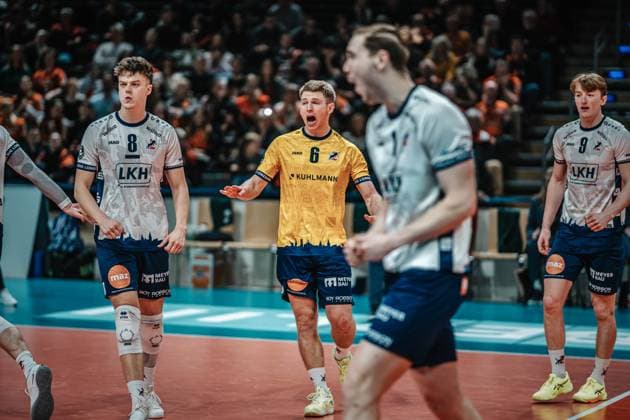 Volleyball Men Season 2024 2025 CEV Champions League 2025 Playoffs CLVM 92 Berlin Recycling Volleys vs SVG Lüneburg 26 02 2025 The SVG Lüneburg team cheers Berlin Max Schmeling Halle Berlin Germany
