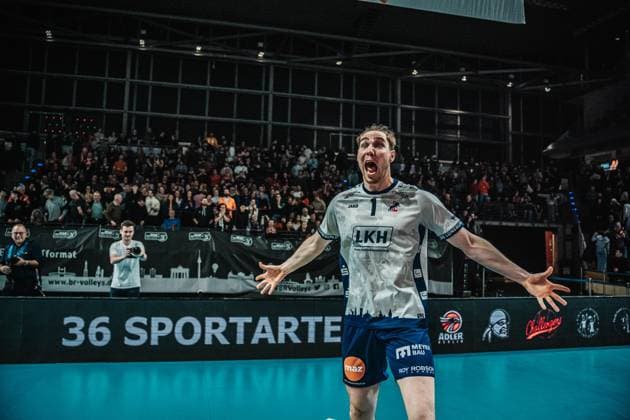 Volleyball Men Season 2024 2025 CEV Champions League 2025 Playoffs CLVM 92 Berlin Recycling Volleys vs SVG Lüneburg 26 02 2025 Simon Torwie 1 SVG Lüneburg celebrates after winning the Golden Set against BERLIN RECYCLING Volleys Berlin Max Schmeling Halle Berlin Germany