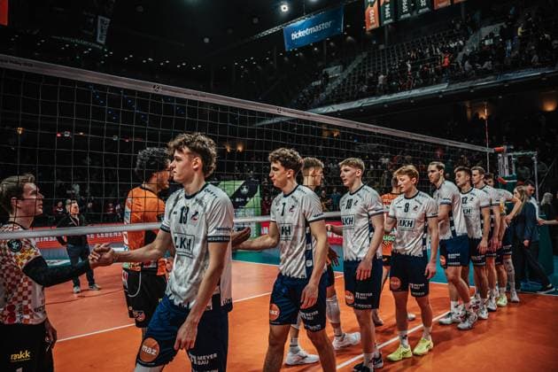 Volleyball Men Season 2024 2025 CEV Champions League 2025 Playoffs CLVM 92 Berlin Recycling Volleys vs SVG Lüneburg 26 02 2025 The players at the high-five Berlin Max Schmeling Halle Berlin Germany