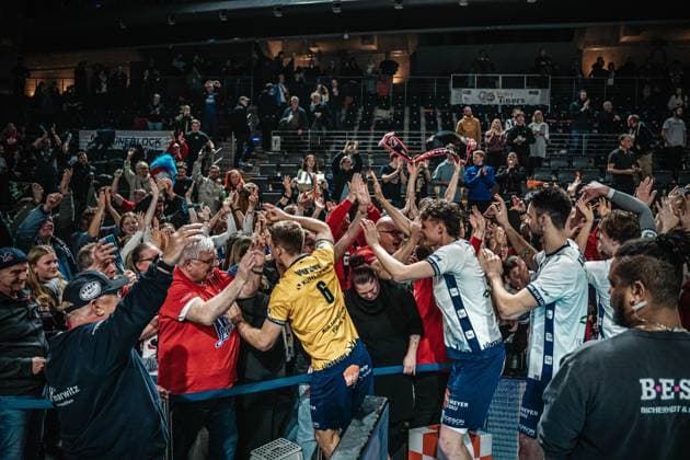 Volleyball Men Season 2024 2025 CEV Champions League 2025 Playoffs CLVM 92 Berlin Recycling Volleys vs SVG Lüneburg 26 02 2025 The players applaud the fans Berlin Max Schmeling Halle Berlin Germany