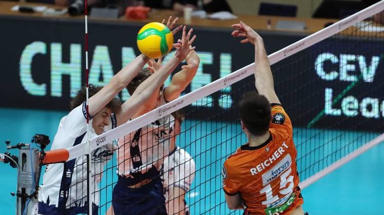 Neo Laumann, Joscha Kunstmann, Moritz Reichert in attack duel Game scene Action Sport Volleyball CL Champions League Round of 16 Mens season 2024 2025 26 02 2025 BR Volleys Berlin BRV vs SVG Lüneburg