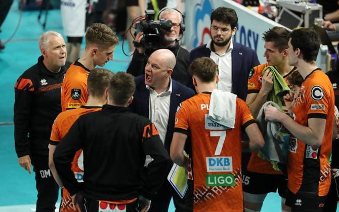 Coach Joel Banks talks to players, Florian Krage, Johannes Tille, Ruben Schott, Simon Plaskie, Moritz Reichert, Jake Hanes Sport Volleyball CL Champions League round of 16 mens second leg season 2024 2025 26 02 2025 BR Volleys Berlin BRV vs SVG Lüneburg