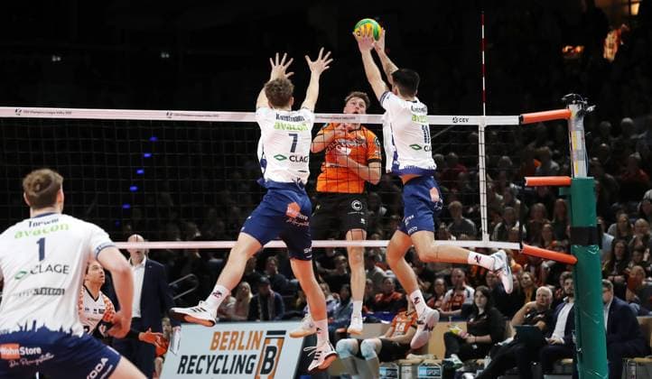 Simon Plaskie in attack, Joscha Kunstmann, Xander Ketrzynski blocking duel Game scene Action Sport Volleyball CL Champions League Round of 16 Mens season 2024 2025 26 02 2025 BR Volleys Berlin BRV vs SVG Lüneburg