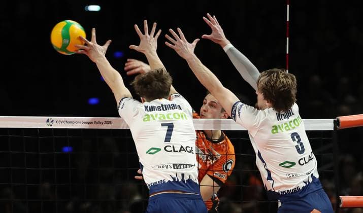 Moritz Reichert in attack, Joscha Kunstmann, Michael Wright duel Match scene Action Sport Volleyball CL Champions League Round of 16 Mens second leg Season 2024 2025 26 02 2025 BR Volleys Berlin BRV vs SVG Lüneburg