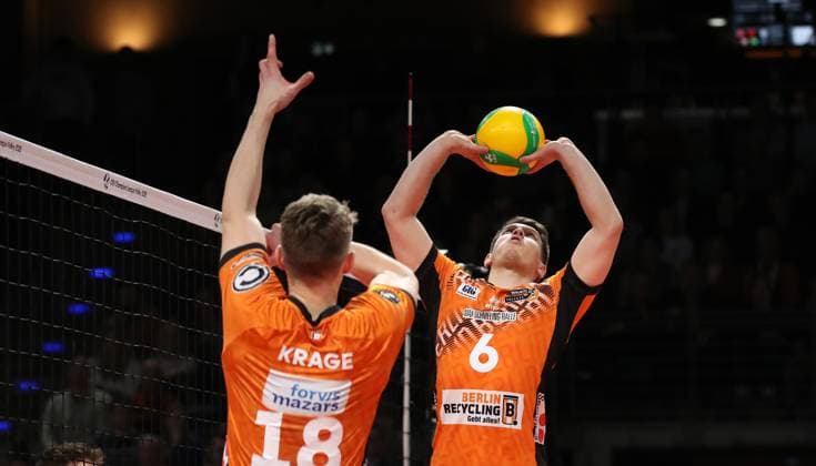 Florian Krage, Johannes Tille present action upper body Sport Volleyball CL Champions League Round of 16 mens season 2024 2025 26 02 2025 BR Volleys Berlin BRV vs SVG Lüneburg