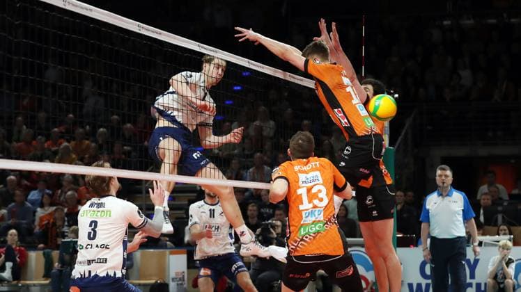 Simon Torwie in attack, Ruben Schott, Florian Krage, Jake Hanes duel Match scene Action Sport Volleyball CL Champions League Round of 16 Mens season 2024 2025 26 02 2025 BR Volleys Berlin BRV vs SVG Lüneburg
