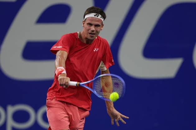 (250227) -- ACAPULCO, Feb. 27, 2025 -- Daniel Altmaier of Germany hits a return during the men s singles round of 16 match against Tomas Machac of the Czech Republic at the 2025 ATP, Tennis Herren Mexican Open tennis tournament in Acapulco, Mexico, Feb. 26, 2025. (Photo by Xinhua) (SP)MEXICO-ACAPULCO-TENNIS-ATP-MEXICAN OPEN-MEN S SINGLES FranciscoxCanedo 