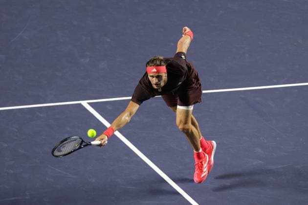 (250227) -- ACAPULCO, Feb. 27, 2025 -- Alexander Zverev of Germany hits a return during the men s singles round of 16 match against Learner Tien of the United States at the 2025 ATP, Tennis Herren Mexican Open tennis tournament in Acapulco, Mexico, Feb. 26, 2025. (Photo by Xinhua) (SP)MEXICO-ACAPULCO-TENNIS-ATP-MEXICAN OPEN-MEN S SINGLES FranciscoxCanedo 
