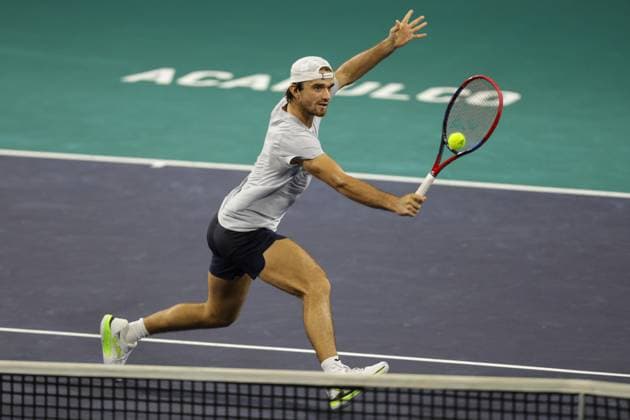 (250227) -- ACAPULCO, Feb. 27, 2025 -- Tomas Machac of the Czech Republic hits a return during the men s singles round of 16 match against Daniel Altmaier of Germany at the 2025 ATP, Tennis Herren Mexican Open tennis tournament in Acapulco, Mexico, Feb. 26, 2025. (Photo by Xinhua) (SP)MEXICO-ACAPULCO-TENNIS-ATP-MEXICAN OPEN-MEN S SINGLES FranciscoxCanedo 