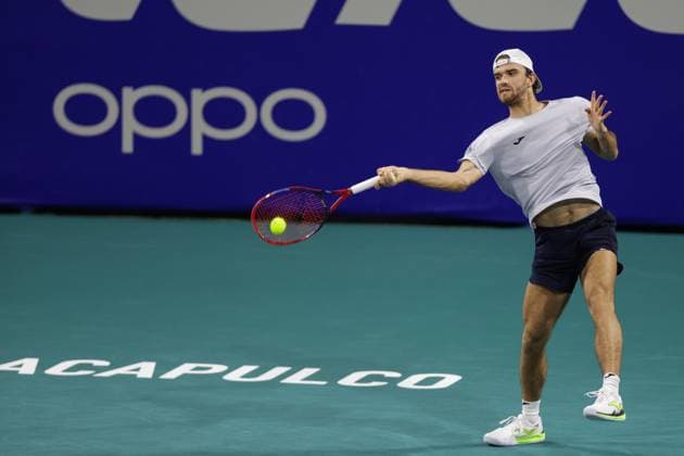 (250227) -- ACAPULCO, Feb. 27, 2025 -- Tomas Machac of the Czech Republic hits a return during the men s singles round of 16 match against Daniel Altmaier of Germany at the 2025 ATP, Tennis Herren Mexican Open tennis tournament in Acapulco, Mexico, Feb. 26, 2025. (Photo by Xinhua) (SP)MEXICO-ACAPULCO-TENNIS-ATP-MEXICAN OPEN-MEN S SINGLES FranciscoxCanedo 