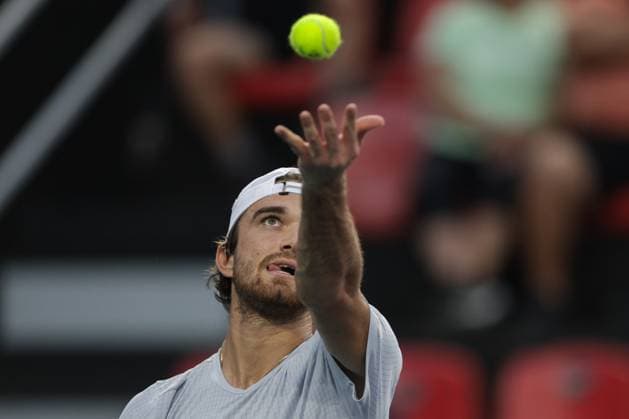 (250227) -- ACAPULCO, Feb. 27, 2025 -- Tomas Machac of the Czech Republic serves during the men s singles round of 16 match against Daniel Altmaier of Germany at the 2025 ATP, Tennis Herren Mexican Open tennis tournament in Acapulco, Mexico, Feb. 26, 2025. (Photo by Xinhua) (SP)MEXICO-ACAPULCO-TENNIS-ATP-MEXICAN OPEN-MEN S SINGLES FranciscoxCanedo 