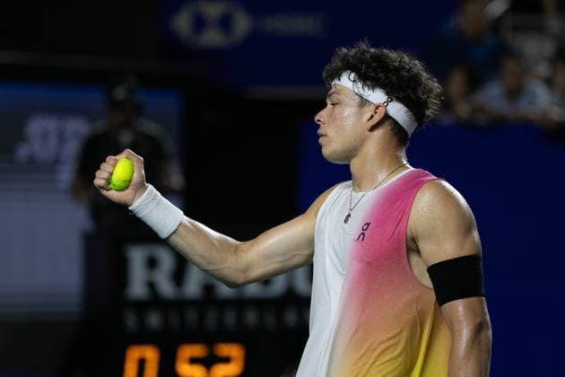 (250227) -- ACAPULCO, Feb. 27, 2025 -- Ben Shelton of the United States reacts during the men s singles round of 16 match against David Goffin of Belgium at the 2025 ATP, Tennis Herren Mexican Open tennis tournament in Acapulco, Mexico, Feb. 26, 2025. ) (SP)MEXICO-ACAPULCO-TENNIS-ATP-MEXICAN OPEN-MEN S SINGLES LixMengxin 