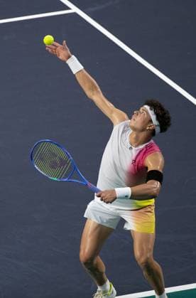 (250227) -- ACAPULCO, Feb. 27, 2025 -- Ben Shelton of the United States serves during the men s singles round of 16 match against David Goffin of Belgium at the 2025 ATP, Tennis Herren Mexican Open tennis tournament in Acapulco, Mexico, Feb. 26, 2025. ) (SP)MEXICO-ACAPULCO-TENNIS-ATP-MEXICAN OPEN-MEN S SINGLES LixMengxin 