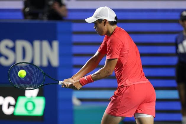 (250227) -- ACAPULCO, Feb. 27, 2025 -- Learner Tien of the United States hits a return during the men s singles round of 16 match against Alexander Zverev of Germany at the 2025 ATP, Tennis Herren Mexican Open tennis tournament in Acapulco, Mexico, Feb. 26, 2025. (Photo by Xinhua) (SP)MEXICO-ACAPULCO-TENNIS-ATP-MEXICAN OPEN-MEN S SINGLES FranciscoxCanedo 