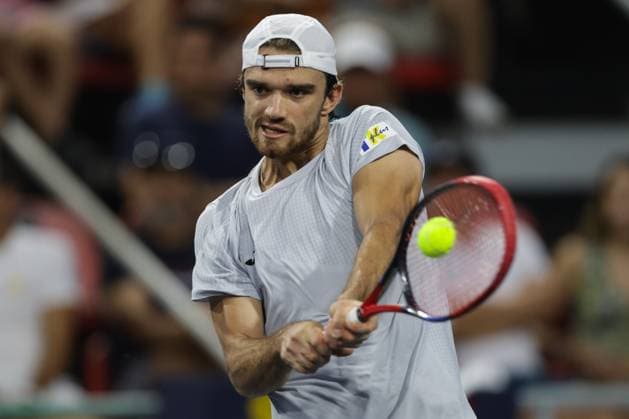(250227) -- ACAPULCO, Feb. 27, 2025 -- Tomas Machac of the Czech Republic hits a return during the men s singles round of 16 match against Daniel Altmaier of Germany at the 2025 ATP, Tennis Herren Mexican Open tennis tournament in Acapulco, Mexico, Feb. 26, 2025. (Photo by Xinhua) (SP)MEXICO-ACAPULCO-TENNIS-ATP-MEXICAN OPEN-MEN S SINGLES FranciscoxCanedo 