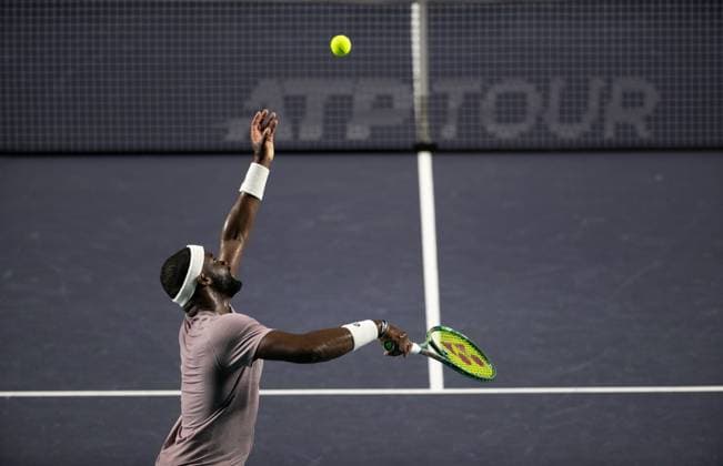 (250227) -- ACAPULCO, Feb. 27, 2025 -- Frances Tiafoe of the United States serves during the men s singles round of 16 match against Alejandro Davidovich Fokina of Spain at the 2025 ATP, Tennis Herren Mexican Open tennis tournament in Acapulco, Mexico, Feb. 26, 2025. ) (SP)MEXICO-ACAPULCO-TENNIS-ATP-MEXICAN OPEN-MEN S SINGLES LixMengxin 