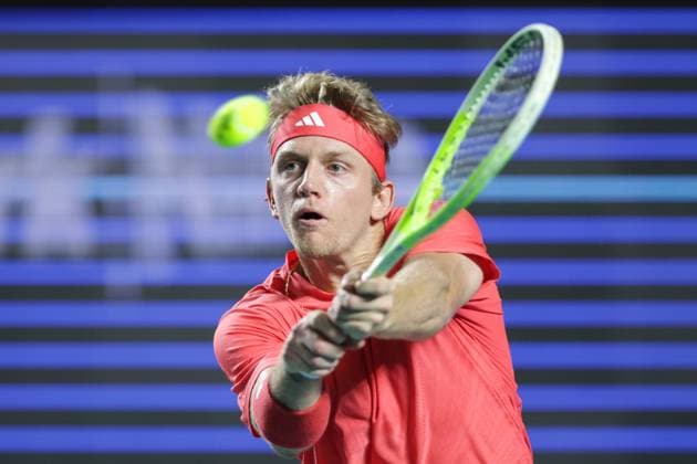 (250227) -- ACAPULCO, Feb. 27, 2025 -- Alejandro Davidovich Fokina of Spain hits a return during the men s singles round of 16 match against Frances Tiafoe of the United States at the 2025 ATP, Tennis Herren Mexican Open tennis tournament in Acapulco, Mexico, Feb. 26, 2025. (Photo by Xinhua) (SP)MEXICO-ACAPULCO-TENNIS-ATP-MEXICAN OPEN-MEN S SINGLES FranciscoxCanedo 