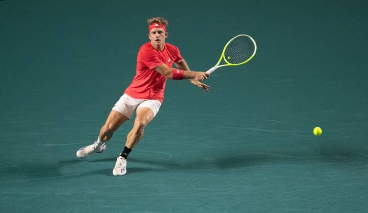(250227) -- ACAPULCO, Feb. 27, 2025 -- Alejandro Davidovich Fokina of Spain hits a return during the men s singles round of 16 match against Frances Tiafoe of the United States at the 2025 ATP, Tennis Herren Mexican Open tennis tournament in Acapulco, Mexico, Feb. 26, 2025. ) (SP)MEXICO-ACAPULCO-TENNIS-ATP-MEXICAN OPEN-MEN S SINGLES LixMengxin 