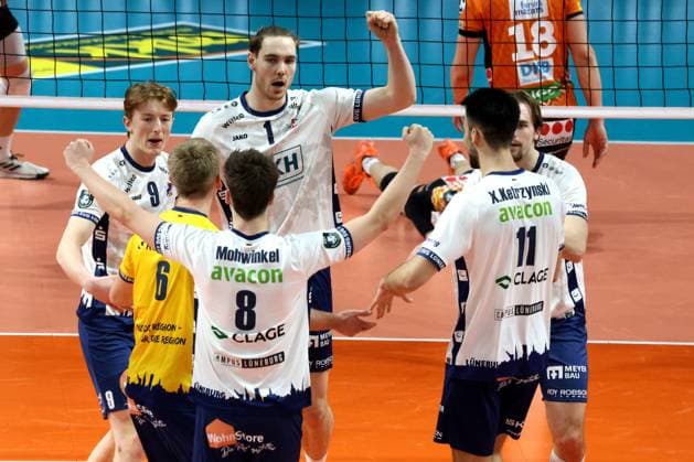 DEU, CEV Champions League, BR Volleys vs SVG Lueneburg, 26 02 2025, Max Schmeling Halle, Berlin, DEU, CEV Champions League, BR Volleys vs SVG Lueneburg, in the picture Lueneburg players circle Photo Juergen Engler nordphoto GmbH nordphotoxGmbHx xEngler nph00076