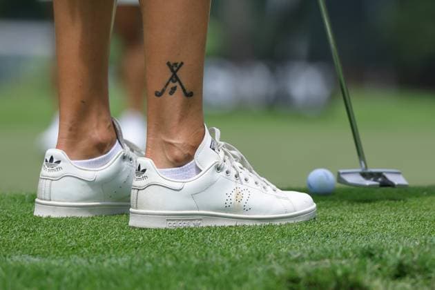 Sport Bilder des Tages HSBC Women s World Championship, WM, Weltmeisterschaft 2025 Nataliya Guseva displays her tattoo and shoe details during round one of the HSBC Women s World Championship 2025 at Sentosa Golf Club in Singapore, on February 27, 2025. Singapore Singapore  Copyright: xSuhaimixAbdullahx originalFilename:abdullah-notitle250227_npVwN.jpg