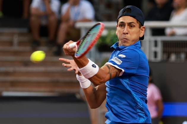 Tenis, Alejandro Tabilo vs Fernando Coria El tenista Alejandro Tabilo de Chile regresa la bola de Fernando Coria de Argentina por el ATP, Tennis Herren 250 de Santiago 2025 en el Club San Carlos de Apoquindo en Santiago, Chile. 27 02 2025 Felipe Zanca Photosport Tennis, Alejandro Tabilo vs Fernando Coria The tennis player Alejandro Tabilo of Chile return the ball against of Fernando Coria of Argentina in the match for the ATP 250 Santiago 2025 at the Club San Carlos de Apoquindo in Santiago, Chile. 27 02 2025 Felipe Zanca Photosport Alejandro Tabilo vs Fernando Coria, ATP Santiago 2025 