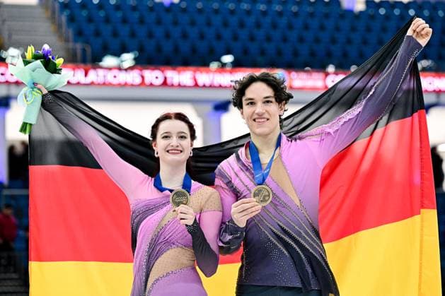 Bilder des Jahres 2025, Sport 02 Februar Junior Ice Dance Awards, Darya GRIMM & Michail SAVITSKIY (GER) third place, during Victory Ceremony, at the ISU World Junior Figure skating, Eiskunstlauf Championships 2025, at Fonix Arena, on February 27, 2025 in Debrecen, Hungary. Noxthirdxpartyxsales  (283165444)