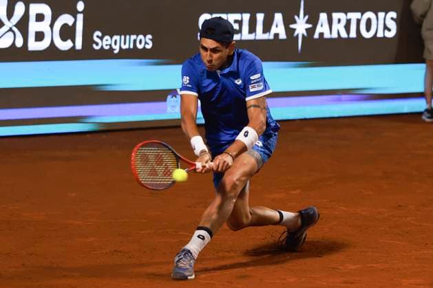Tenis, Alejandro Tabilo vs Fernando Coria El tenista Alejandro Tabilo de Chile regresa la bola de Fernando Coria de Argentina por el ATP, Tennis Herren 250 de Santiago 2025 en el Club San Carlos de Apoquindo en Santiago, Chile. 27 02 2025 Felipe Zanca Photosport Tennis, Alejandro Tabilo vs Fernando Coria The tennis player Alejandro Tabilo of Chile return the ball against of Fernando Coria of Argentina in the match for the ATP 250 Santiago 2025 at the Club San Carlos de Apoquindo in Santiago, Chile. 27 02 2025 Felipe Zanca Photosport Alejandro Tabilo vs Fernando Coria, ATP Santiago 2025 