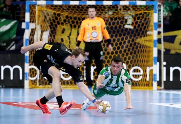 Sport Themen der Woche KW09 Sport Bilder des Tages Mathias Gidsel im Zweikampf mit Petar Atanasievikj Aktion Spielszene Handball CL Championsleague Champions League Herren Saison 2024 2025 27.02.2025 Füchse Berlin vs. HC Pelister in der Max Schmeling Halle *** Mathias Gidsel in a duel with Petar Atanasievikj Action Match scene Sport Handball CL Champions League Champions League Men Season 2024 2025 27 02 2025 Füchse Berlin vs HC Pelister in the Max Schmeling Halle