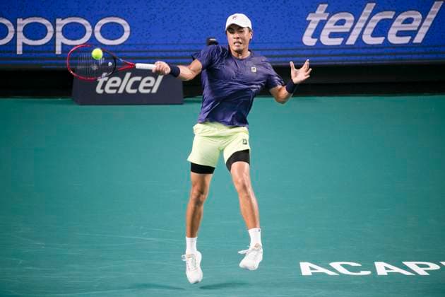 (250228) -- ACAPULCO, Feb. 28, 2025 -- Nakashima Brandon of the United States hits a return during the singles quarterfinal match against David Goffin of Belgium at the 2025 ATP, Tennis Herren Mexican Open tennis tournament in Acapulco, Mexico, Feb. 27, 2025. ) (SP)MEXICO-ACAPULCO-TENNIS-ATP-MEXICAN OPEN-SINGLES-QUARTERFINAL LixMengxin 