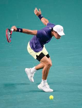 (250228) -- ACAPULCO, Feb. 28, 2025 -- Nakashima Brandon of the United States hits a return during the singles quarterfinal match against David Goffin of Belgium at the 2025 ATP, Tennis Herren Mexican Open tennis tournament in Acapulco, Mexico, Feb. 27, 2025. ) (SP)MEXICO-ACAPULCO-TENNIS-ATP-MEXICAN OPEN-SINGLES-QUARTERFINAL LixMengxin 