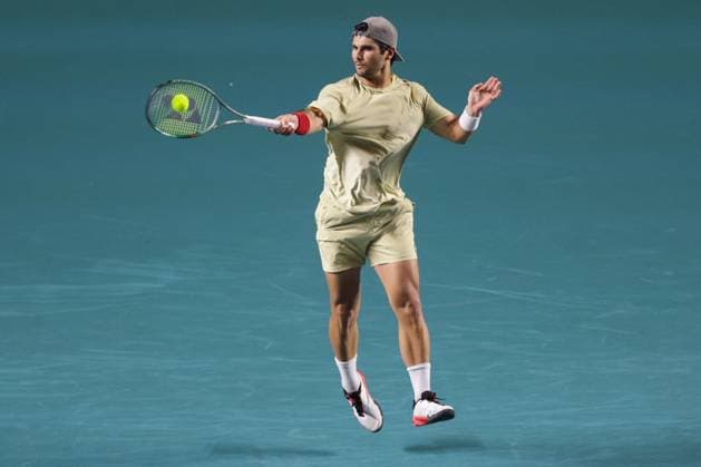 (250228) -- ACAPULCO, Feb. 28, 2025 -- Marcos Giron of the United States hits a return during the singles quarterfinal match against Denis Shapovalov of Canada at the 2025 ATP, Tennis Herren Mexican Open tennis tournament in Acapulco, Mexico, Feb. 27, 2025. (Photo by Xinhua) (SP)MEXICO-ACAPULCO-TENNIS-ATP-MEXICAN OPEN-SINGLES-QUARTERFINAL FranciscoxCanedo 
