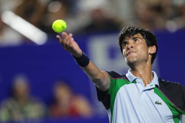 (250228) -- ACAPULCO, Feb. 28, 2025 -- Rodrigo Pacheco Mendez of Mexico serves during the singles quarterfinal match against Alejandro Davidovich Fokina of Spain at the 2025 ATP, Tennis Herren Mexican Open tennis tournament in Acapulco, Mexico, Feb. 27, 2025. (Photo by Xinhua) (SP)MEXICO-ACAPULCO-TENNIS-ATP-MEXICAN OPEN-SINGLES-QUARTERFINAL FranciscoxCanedo 