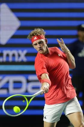 (250228) -- ACAPULCO, Feb. 28, 2025 -- Alejandro Davidovich Fokina of Spain hits a return during the singles quarterfinal match against Rodrigo Pacheco Mendez of Mexico at the 2025 ATP, Tennis Herren Mexican Open tennis tournament in Acapulco, Mexico, Feb. 27, 2025. (Photo by Francisco Canedo Xinhua) (SP)MEXICO-ACAPULCO-TENNIS-ATP-MEXICAN OPEN-SINGLES-QUARTERFINAL FuxLangxisike¡¤kanieduo 