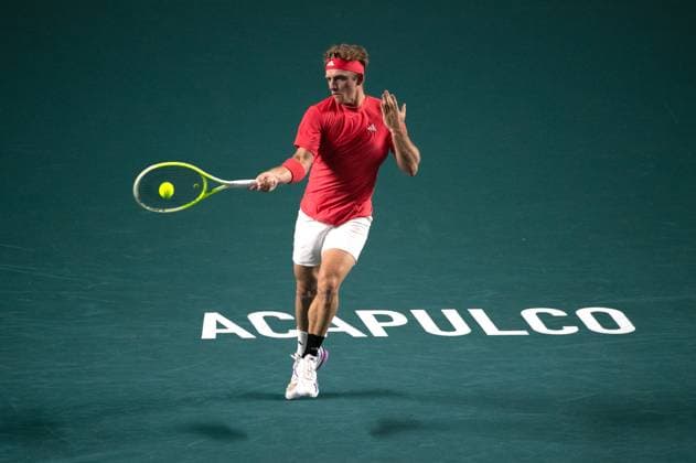 (250228) -- ACAPULCO, Feb. 28, 2025 -- Alejandro Davidovich Fokina of Spain hits a return during the singles quarterfinal match against Rodrigo Pacheco Mendez of Mexico at the 2025 ATP, Tennis Herren Mexican Open tennis tournament in Acapulco, Mexico, Feb. 27, 2025. ) (SP)MEXICO-ACAPULCO-TENNIS-ATP-MEXICAN OPEN-SINGLES-QUARTERFINAL LixMengxin 