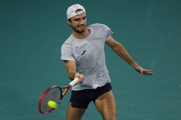 (250228) -- ACAPULCO, Feb. 28, 2025 -- Tomas Machac of the Czech Republic hits a return during the quarterfinal match against Learner Tien of the United States at the 2025 ATP, Tennis Herren Mexican Open tennis tournament in Acapulco, Mexico, Feb. 27, 2025. (Photo by Xinhua) (SP)MEXICO-ACAPULCO-TENNIS-ATP-MEXICAN OPEN-MEN S SINGLES-QUARTERFINAL FranciscoxCanedo 
