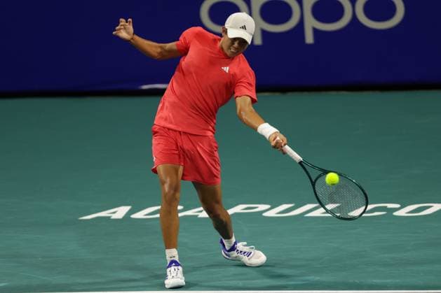 (250228) -- ACAPULCO, Feb. 28, 2025 -- Learner Tien of the United States hits a return during the quarterfinal match against Tomas Machac of the Czech Republic at the 2025 ATP, Tennis Herren Mexican Open tennis tournament in Acapulco, Mexico, Feb. 27, 2025. (Photo by Xinhua) (SP)MEXICO-ACAPULCO-TENNIS-ATP-MEXICAN OPEN-MEN S SINGLES-QUARTERFINAL FranciscoxCanedo 