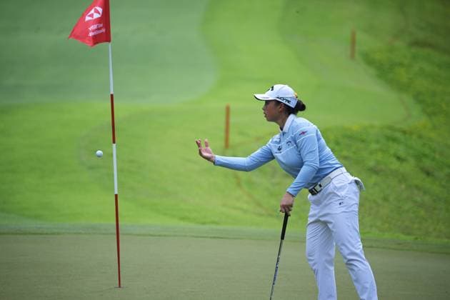 (250228) -- SINGAPORE, Feb. 28, 2025 -- Yin Ruoning of China tosses the ball during the second round of the HSBC Women s Golf World Championship, WM, Weltmeisterschaft held in Singapore s Sentosa Golf Club on Feb. 28, 2025. (Photo by Xinhua) (SP)SINGAPORE-GOLF-WOMEN S WORLD CHAMPIONSHIP ThenxChihxWey 