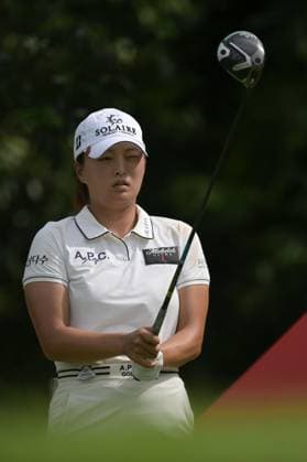 (250228) -- SINGAPORE, Feb. 28, 2025 -- Ko Jin Young of South Korea competes during the second round of the HSBC Women s Golf World Championship, WM, Weltmeisterschaft held in Singapore s Sentosa Golf Club on Feb. 28, 2025. (Photo by Xinhua) (SP)SINGAPORE-GOLF-WOMEN S WORLD CHAMPIONSHIP ThenxChihxWey 