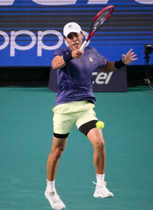 (250228) -- ACAPULCO, Feb. 28, 2025 -- Nakashima Brandon of the United States hits a return during the singles quarterfinal match against David Goffin of Belgium at the 2025 ATP, Tennis Herren Mexican Open tennis tournament in Acapulco, Mexico, Feb. 27, 2025. ) (SP)MEXICO-ACAPULCO-TENNIS-ATP-MEXICAN OPEN-SINGLES-QUARTERFINAL LixMengxin 