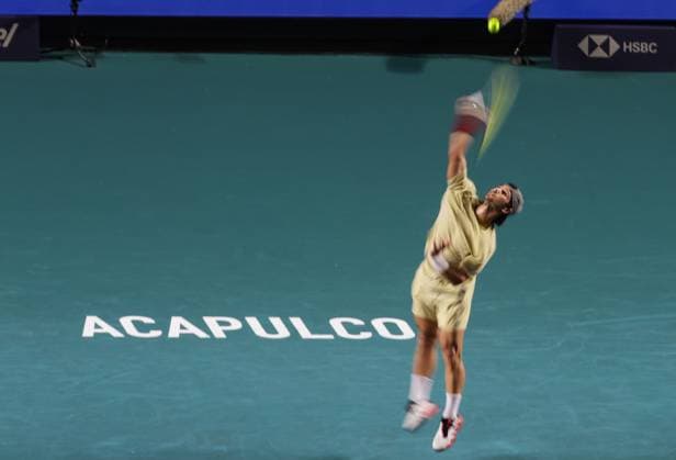 (250228) -- ACAPULCO, Feb. 28, 2025 -- Marcos Giron of the United States serves during the singles quarterfinal match against Denis Shapovalov of Canada at the 2025 ATP, Tennis Herren Mexican Open tennis tournament in Acapulco, Mexico, Feb. 27, 2025. (Photo by Xinhua) (SP)MEXICO-ACAPULCO-TENNIS-ATP-MEXICAN OPEN-SINGLES-QUARTERFINAL FranciscoxCanedo 