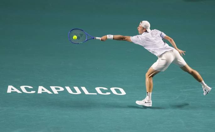 (250228) -- ACAPULCO, Feb. 28, 2025 -- Denis Shapovalov of Canada hits a return during the singles quarterfinal match against Marcos Giron of the United States at the 2025 ATP, Tennis Herren Mexican Open tennis tournament in Acapulco, Mexico, Feb. 27, 2025. (Photo by Francisco Canedo Xinhua) (SP)MEXICO-ACAPULCO-TENNIS-ATP-MEXICAN OPEN-SINGLES-QUARTERFINAL FranciscoxCa?edo 