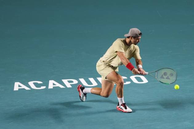 (250228) -- ACAPULCO, Feb. 28, 2025 -- Marcos Giron of the United States hits a return during the singles quarterfinal match against Denis Shapovalov of Canada at the 2025 ATP, Tennis Herren Mexican Open tennis tournament in Acapulco, Mexico, Feb. 27, 2025. (Photo by Xinhua) (SP)MEXICO-ACAPULCO-TENNIS-ATP-MEXICAN OPEN-SINGLES-QUARTERFINAL FranciscoxCanedo 