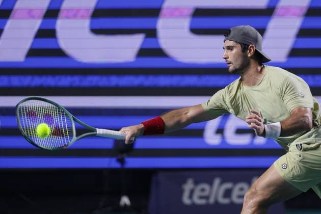 (250228) -- ACAPULCO, Feb. 28, 2025 -- Marcos Giron of the United States hits a return during the singles quarterfinal match against Denis Shapovalov of Canada at the 2025 ATP, Tennis Herren Mexican Open tennis tournament in Acapulco, Mexico, Feb. 27, 2025. (Photo by Xinhua) (SP)MEXICO-ACAPULCO-TENNIS-ATP-MEXICAN OPEN-SINGLES-QUARTERFINAL FranciscoxCanedo 