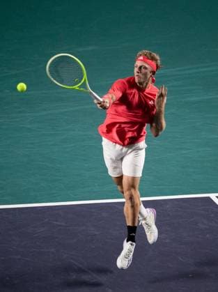 (250228) -- ACAPULCO, Feb. 28, 2025 -- Alejandro Davidovich Fokina of Spain hits a return during the singles quarterfinal match against Rodrigo Pacheco Mendez of Mexico at the 2025 ATP, Tennis Herren Mexican Open tennis tournament in Acapulco, Mexico, Feb. 27, 2025. ) (SP)MEXICO-ACAPULCO-TENNIS-ATP-MEXICAN OPEN-SINGLES-QUARTERFINAL LixMengxin 