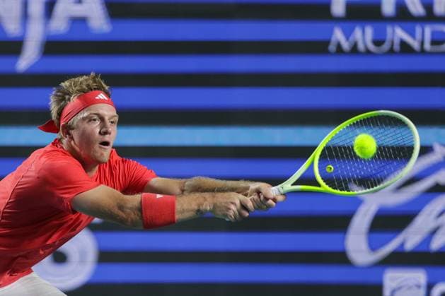 (250228) -- ACAPULCO, Feb. 28, 2025 -- Alejandro Davidovich Fokina of Spain hits a return during the singles quarterfinal match against Rodrigo Pacheco Mendez of Mexico at the 2025 ATP, Tennis Herren Mexican Open tennis tournament in Acapulco, Mexico, Feb. 27, 2025. (Photo by Francisco Canedo Xinhua) (SP)MEXICO-ACAPULCO-TENNIS-ATP-MEXICAN OPEN-SINGLES-QUARTERFINAL FuxLangxisike¡¤kanieduo 