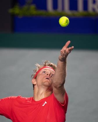 (250228) -- ACAPULCO, Feb. 28, 2025 -- Alejandro Davidovich Fokina of Spain serves during the singles quarterfinal match against Rodrigo Pacheco Mendez of Mexico at the 2025 ATP, Tennis Herren Mexican Open tennis tournament in Acapulco, Mexico, Feb. 27, 2025. ) (SP)MEXICO-ACAPULCO-TENNIS-ATP-MEXICAN OPEN-SINGLES-QUARTERFINAL LixMengxin 