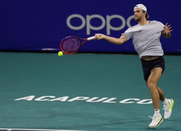 (250228) -- ACAPULCO, Feb. 28, 2025 -- Tomas Machac of the Czech Republic hits a return during the quarterfinal match against Learner Tien of the United States at the 2025 ATP, Tennis Herren Mexican Open tennis tournament in Acapulco, Mexico, Feb. 27, 2025. (Photo by Xinhua) (SP)MEXICO-ACAPULCO-TENNIS-ATP-MEXICAN OPEN-MEN S SINGLES-QUARTERFINAL FranciscoxCanedo 