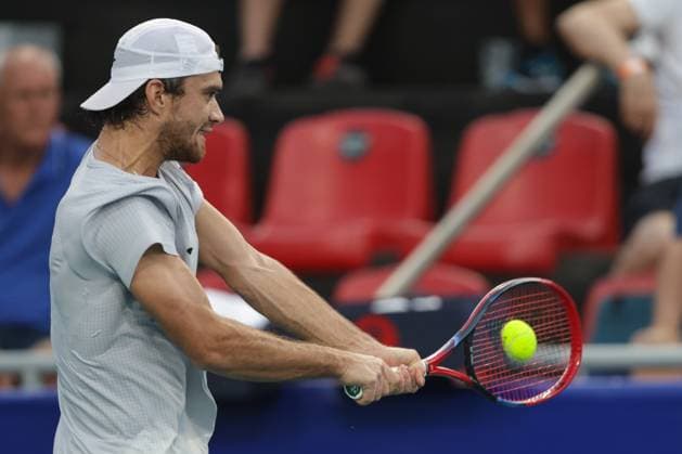 (250228) -- ACAPULCO, Feb. 28, 2025 -- Tomas Machac of the Czech Republic hits a return during the quarterfinal match against Learner Tien of the United States at the 2025 ATP, Tennis Herren Mexican Open tennis tournament in Acapulco, Mexico, Feb. 27, 2025. (Photo by Xinhua) (SP)MEXICO-ACAPULCO-TENNIS-ATP-MEXICAN OPEN-MEN S SINGLES-QUARTERFINAL FranciscoxCanedo 