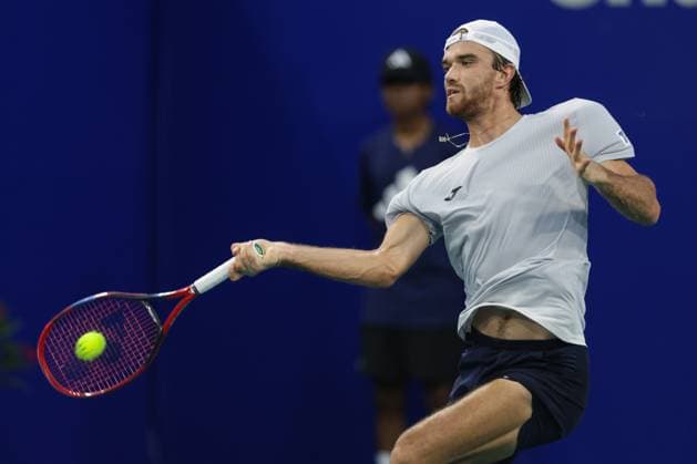 (250228) -- ACAPULCO, Feb. 28, 2025 -- Tomas Machac of the Czech Republic hits a return during the quarterfinal match against Learner Tien of the United States at the 2025 ATP, Tennis Herren Mexican Open tennis tournament in Acapulco, Mexico, Feb. 27, 2025. (Photo by Xinhua) (SP)MEXICO-ACAPULCO-TENNIS-ATP-MEXICAN OPEN-MEN S SINGLES-QUARTERFINAL FranciscoxCanedo 