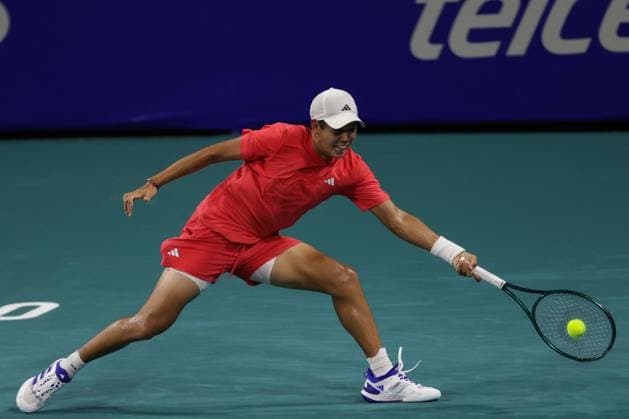 (250228) -- ACAPULCO, Feb. 28, 2025 -- Learner Tien of the United States hits a return during the quarterfinal match against Tomas Machac of the Czech Republic at the 2025 ATP, Tennis Herren Mexican Open tennis tournament in Acapulco, Mexico, Feb. 27, 2025. (Photo by Xinhua) (SP)MEXICO-ACAPULCO-TENNIS-ATP-MEXICAN OPEN-MEN S SINGLES-QUARTERFINAL FranciscoxCanedo 